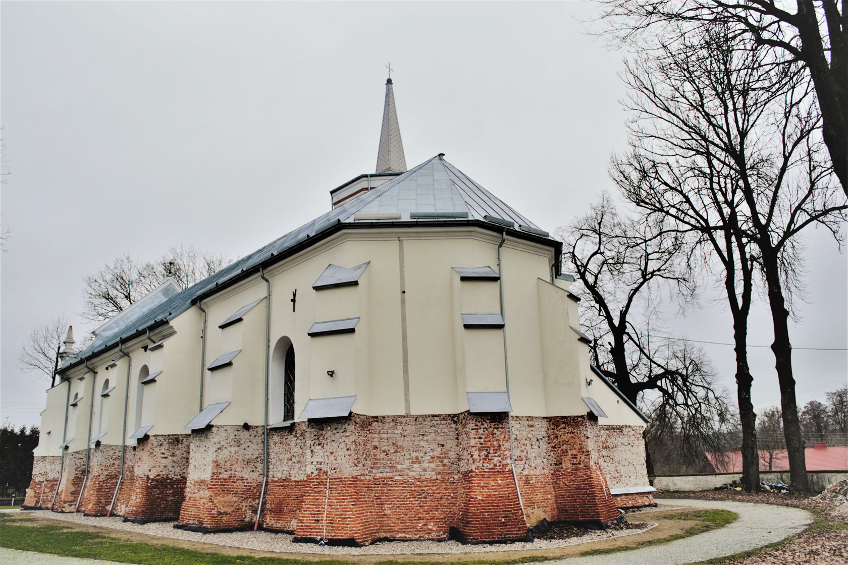 Zabytkowy kościół parafialny w Cieksynie