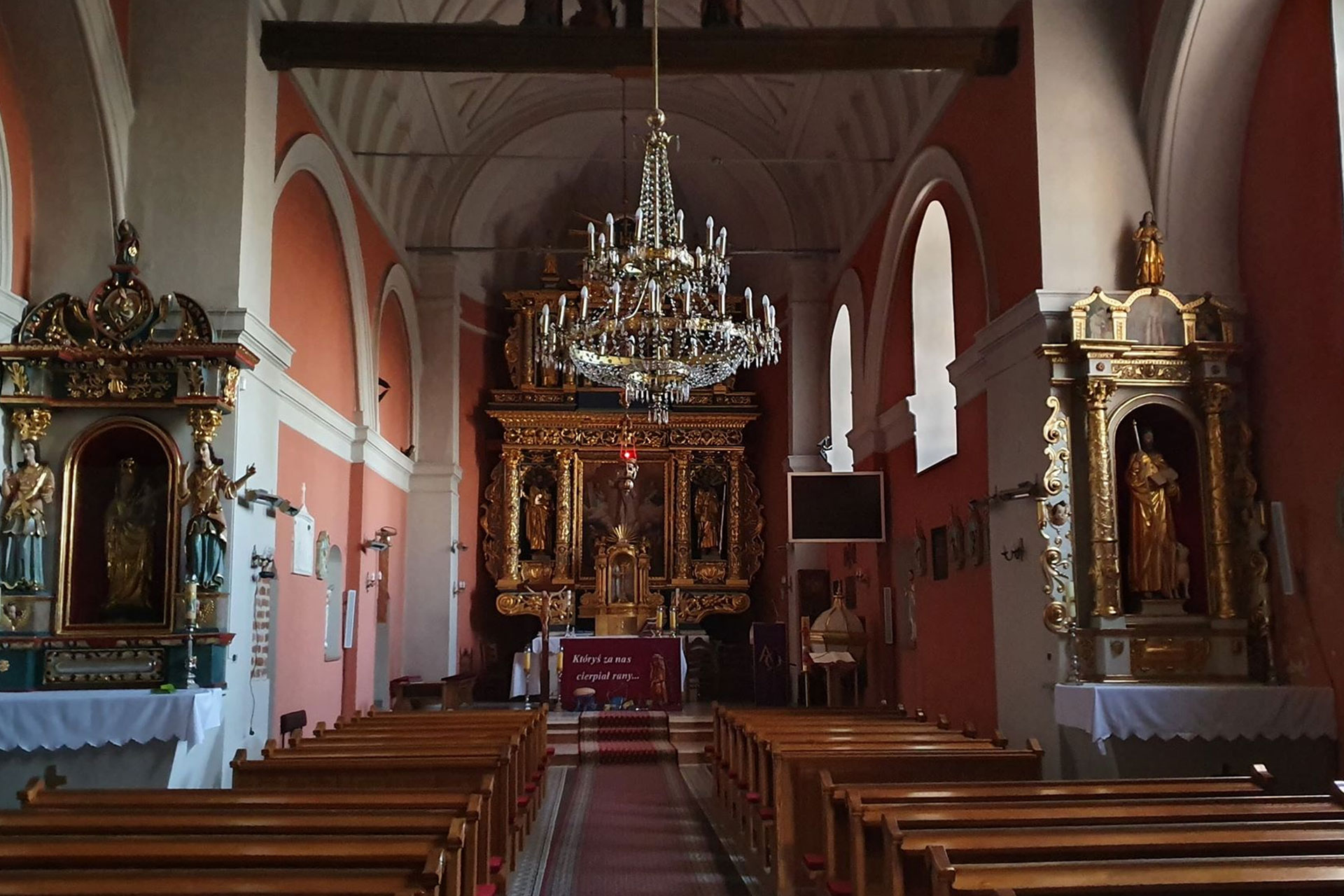 Wnętrze świątyni w Cieksynie z widokiem na prezbiterium i ołtarz główny